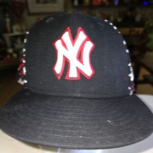Black Cap with Red and White Logo New york yankees S 7 1/2 New Era